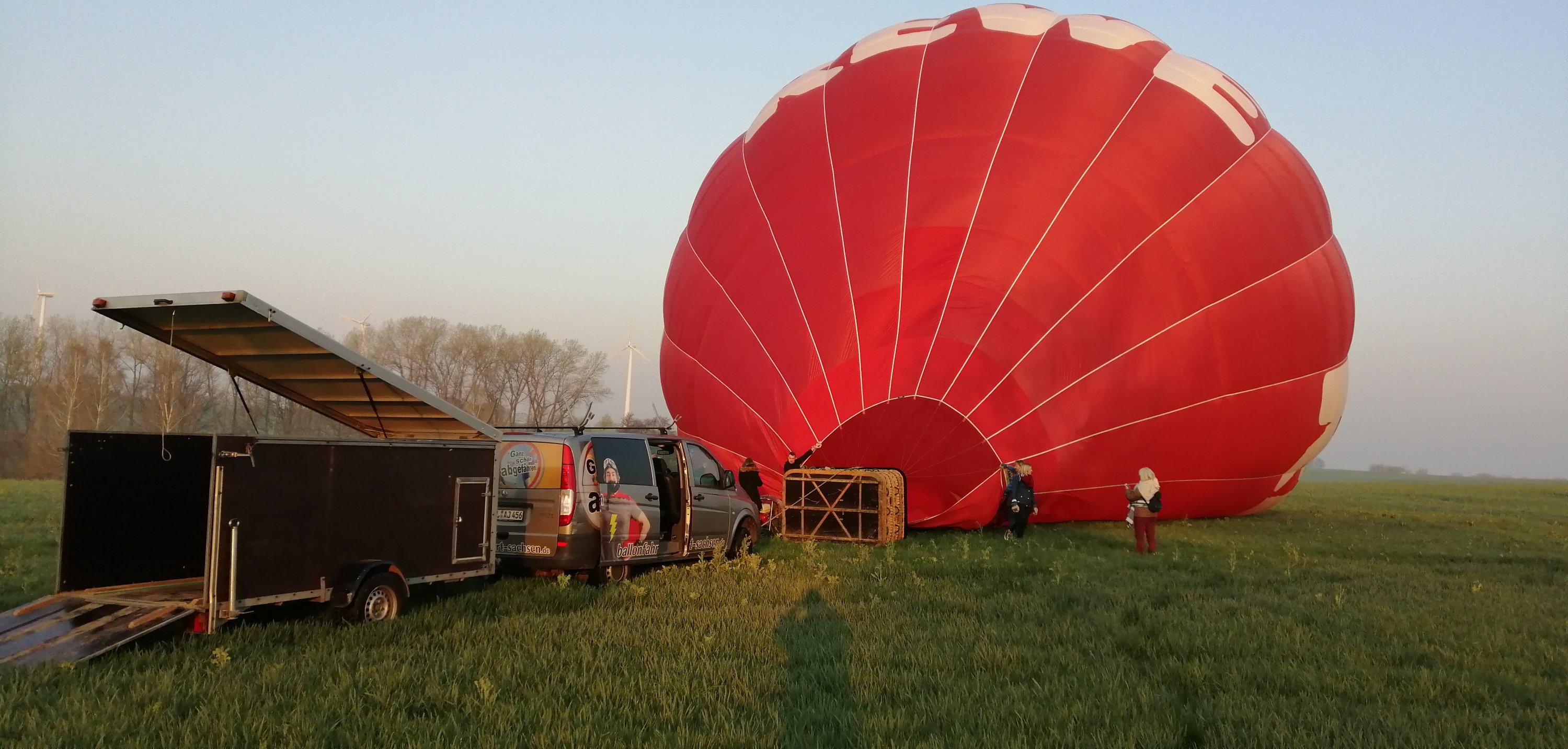 Aufbau Startvorbereitung für Ballonstart Sonnenaufgang in Döbeln. Ballonfahrt Sachsen Ballonscheune Ballonabenteuer Ballonfahrten Ronny Lorenz