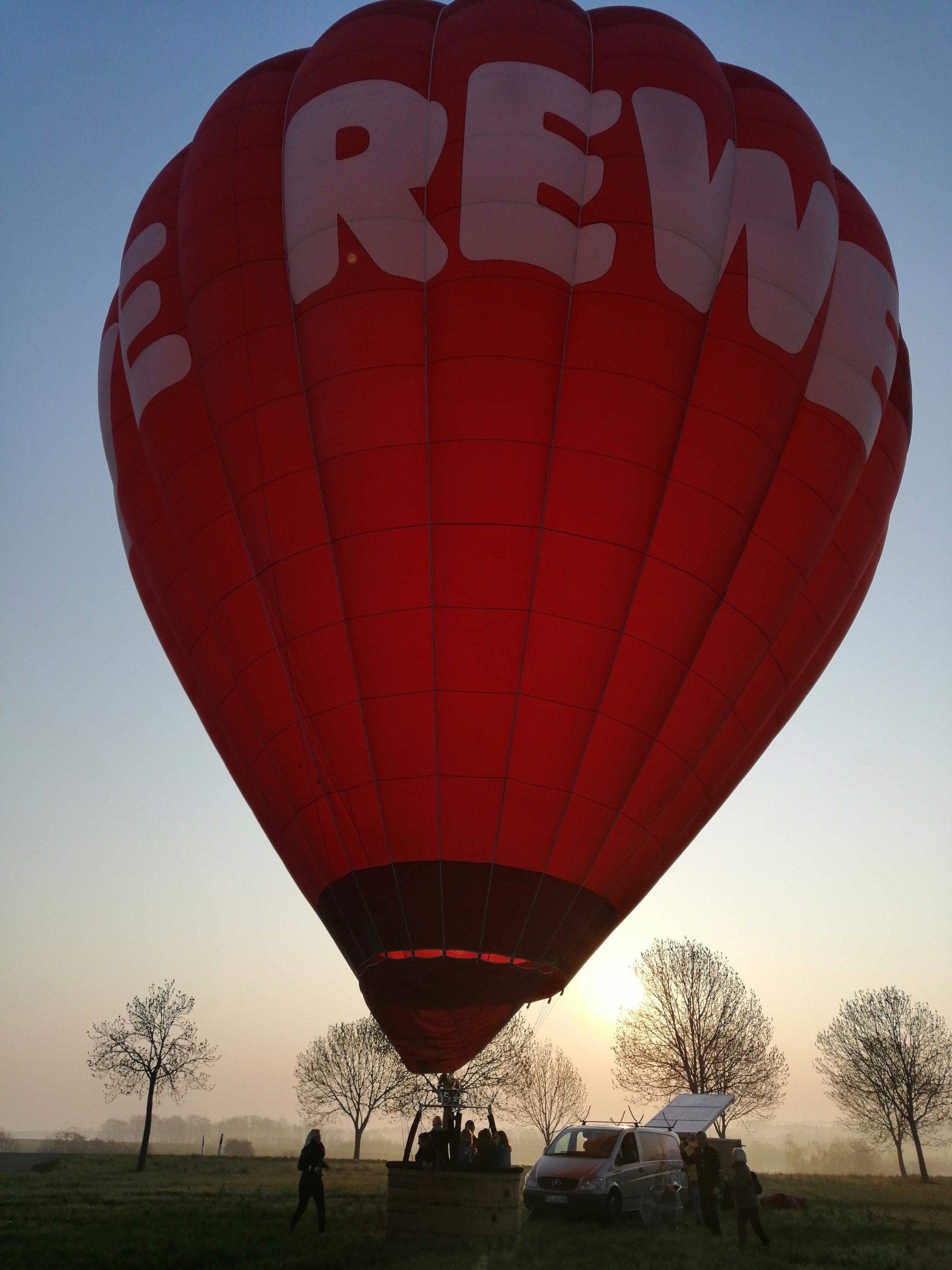 REWE Ballon startklar für Ballonstart Sonnenaufgang in Döbeln. Ballonfahrt Sachsen Ballonscheune Ballonabenteuer