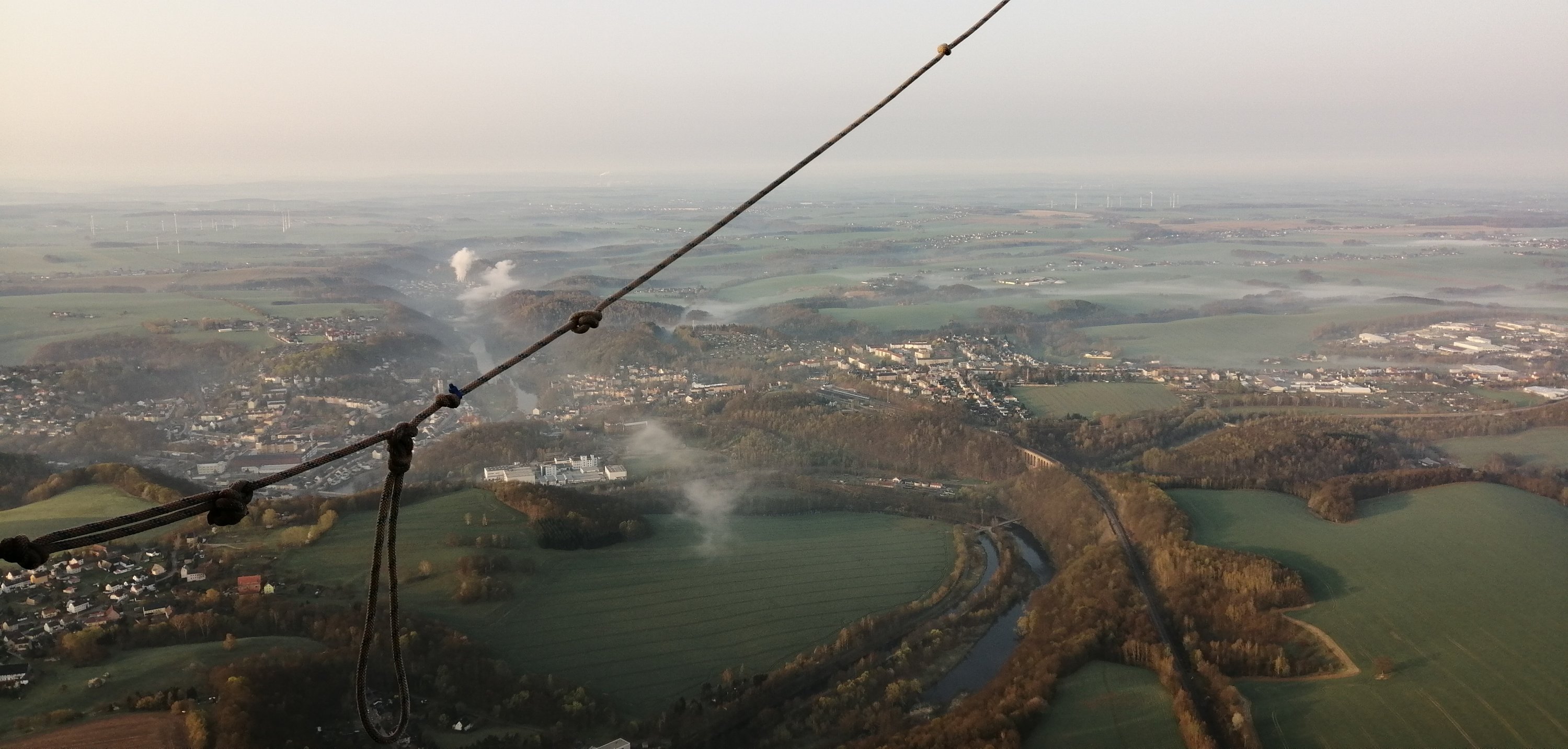 Blick aus dem Ballonkorb auf flache Bodennebel Felder klarer Himmel Sonnenaufgang in Döbeln. Ballonfahrt Sachsen Ballonscheune Ballonabenteuer Ballonfahrten Ronny Lorenz