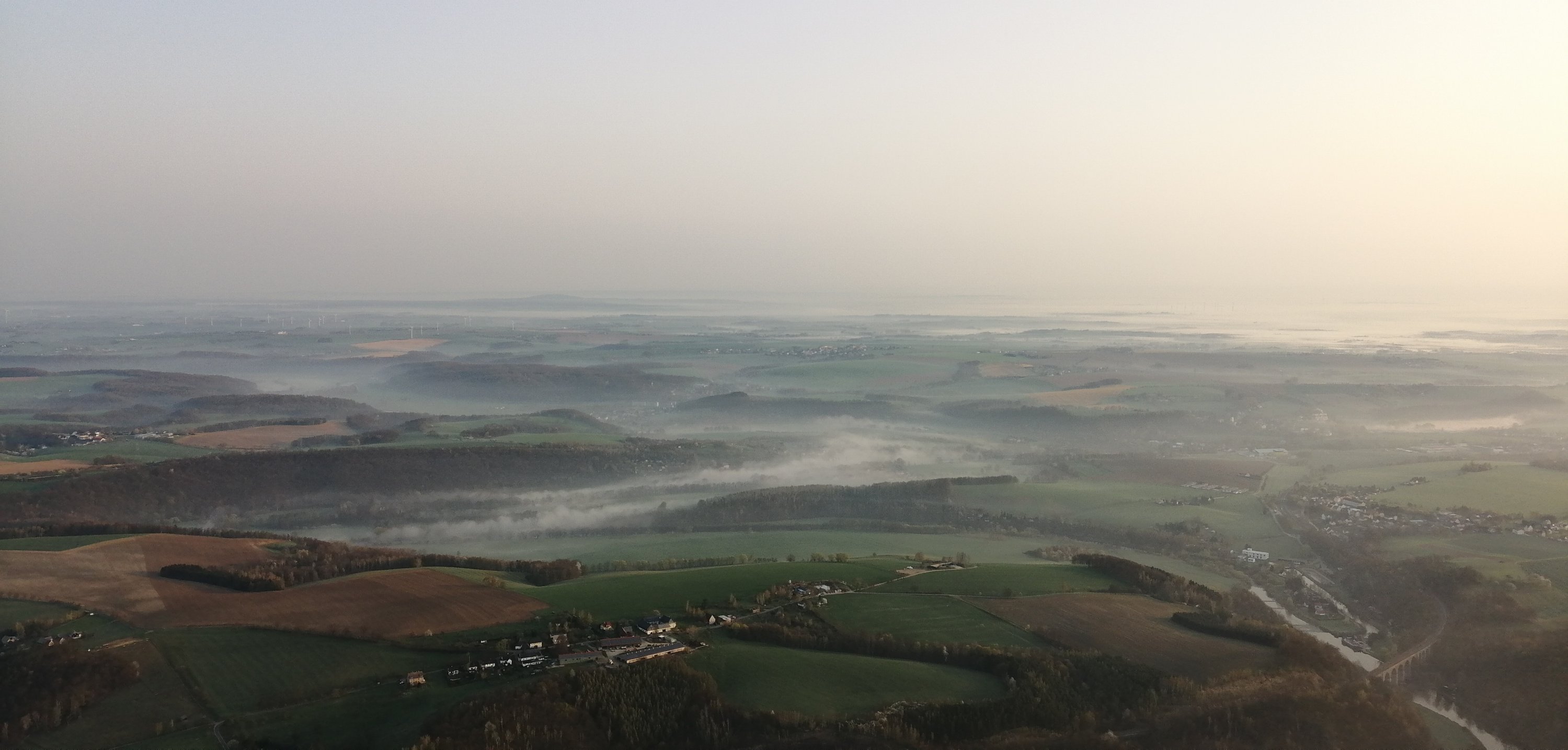 Blick aus dem Ballonkorb auf flache Bodennebel Felder klarer Himmel Sonnenaufgang in Döbeln. Ballonfahrt Sachsen Ballonscheune Ballonabenteuer Ballonfahrten Ronny Lorenz