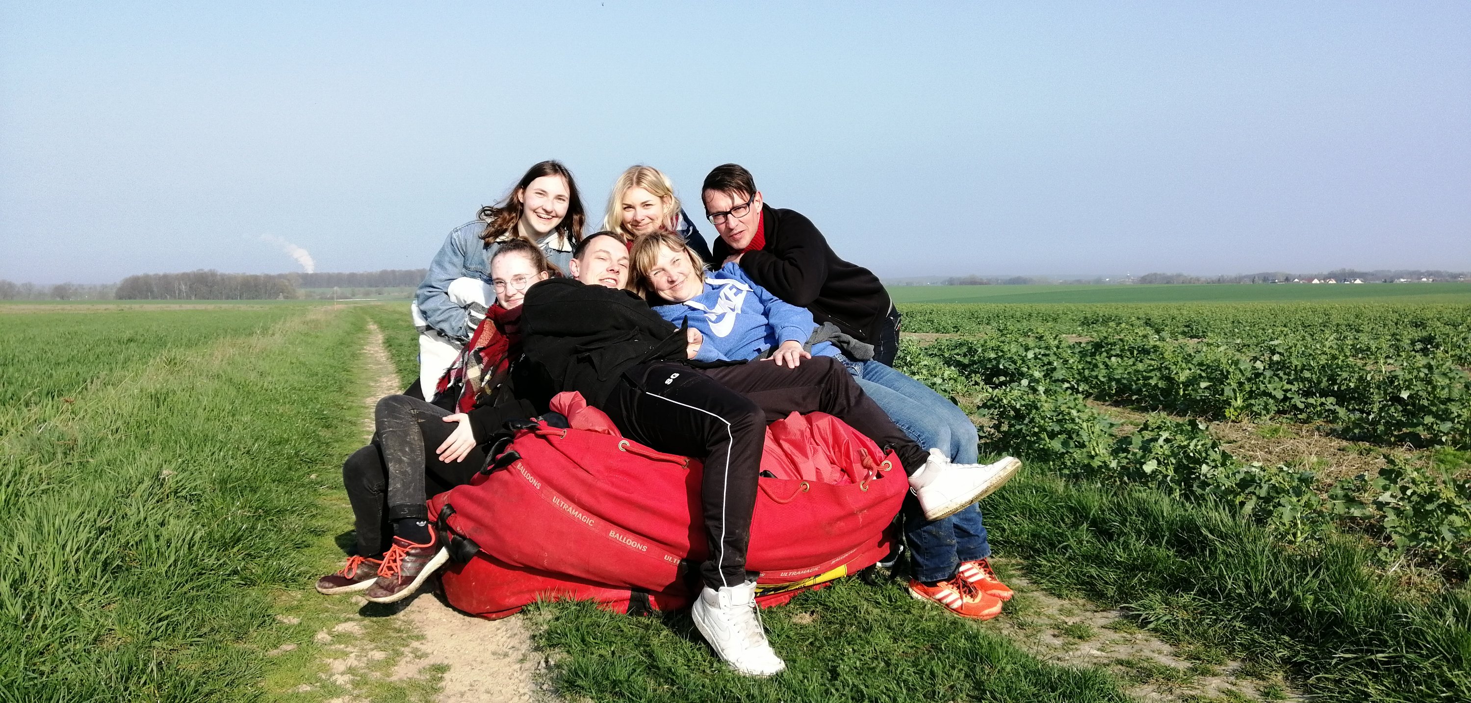 Landung Heißluftballon einpacken Charter Angebot Ballonfahrt Sachsen Ballonstart nach Wunsch klarer Himmel Sonnenaufgang in Döbeln. Ballonfahrt Sachsen Ballonscheune Ballonabenteuer Ballonfahrten Ronny Lorenz Kesselsdorf