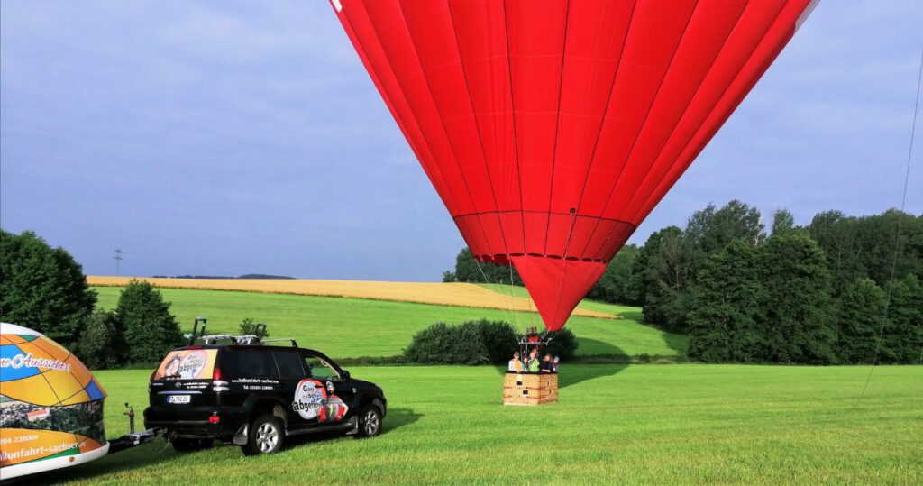 Ballonfahren Chemnitz Landung Wiese Lorenz Ballonfahrt Sachsen